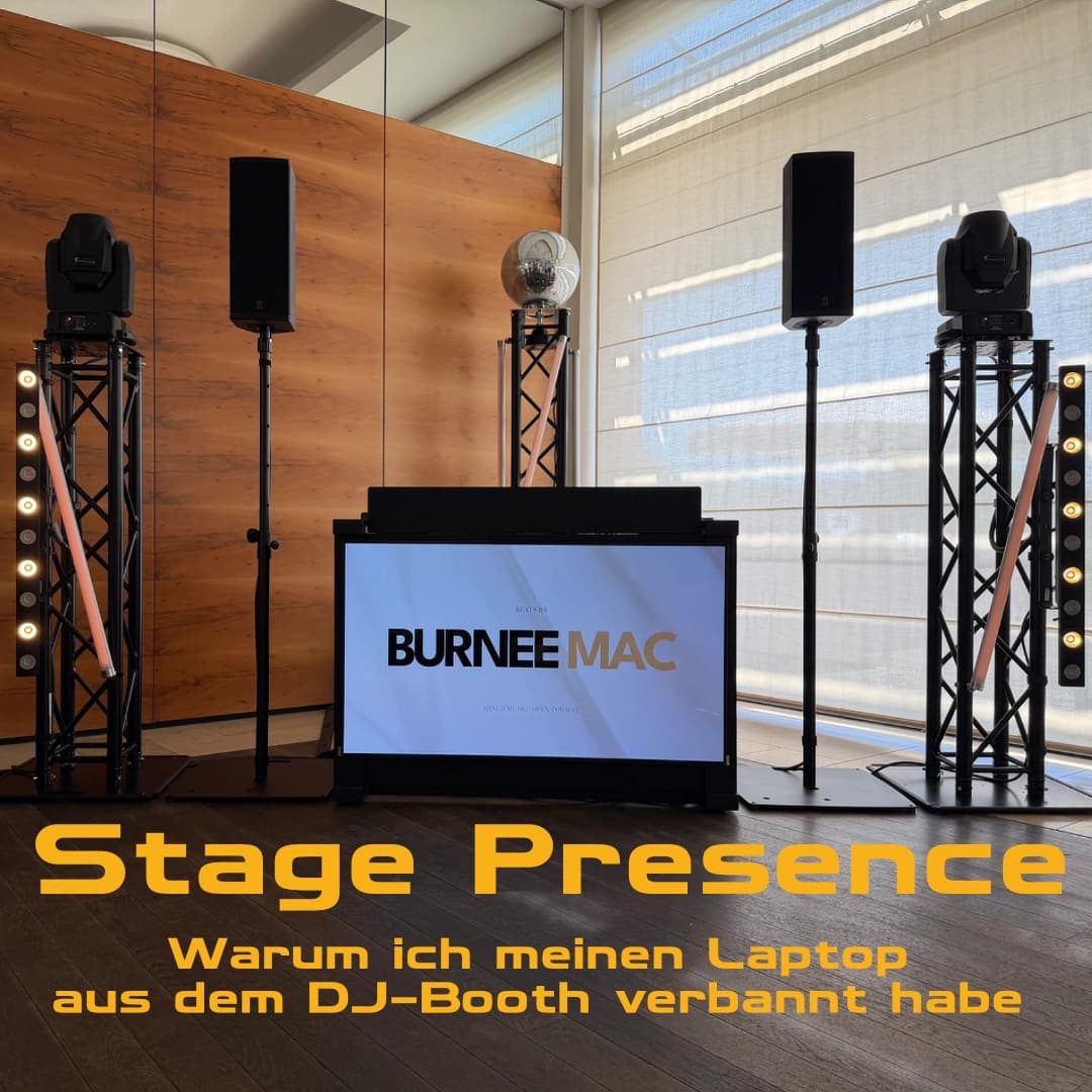 DJ-Setup mit Monitoren, Lautsprechern und Studiobeleuchtung, Monitor zeigt Burnee Mac Logo