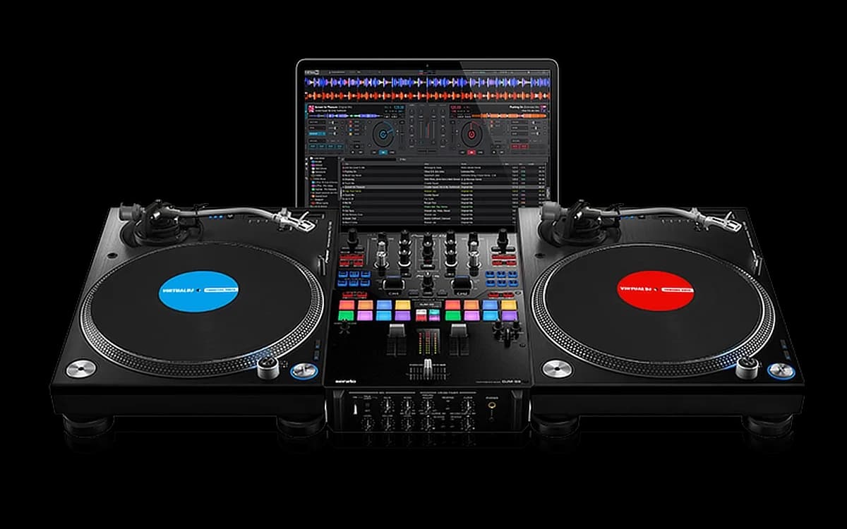 DJ-Setup mit zwei Plattenspielern, Mischpult in der Mitte und VirtualDJ-Software auf Monitor
